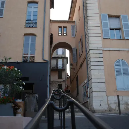 Sortie 44 - Newly Renovated 1 Bedroom, Center Of Old Apartment *